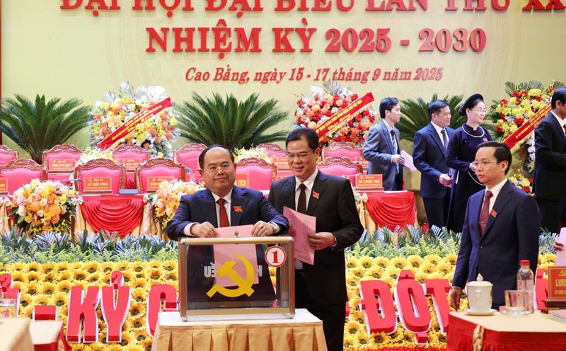 Mr. Quan Minh Cuong (the person voting) was re-elected as Secretary of the Cao Bang Provincial Party Committee. Photo: Khanh Duy
