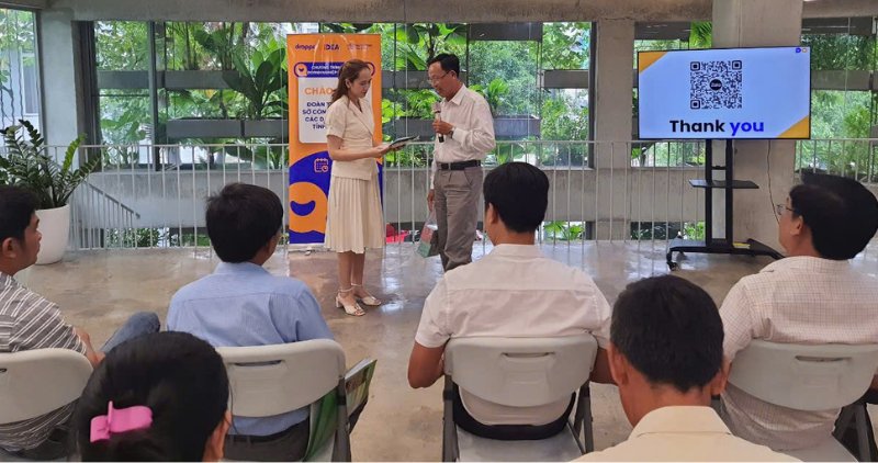 Les employes des banques et des unites de telecommunications guident les citoyens et les entreprises sur l'utilisation des technologies de paiement. Photo : Service de l'industrie et du commerce de Vinh Long