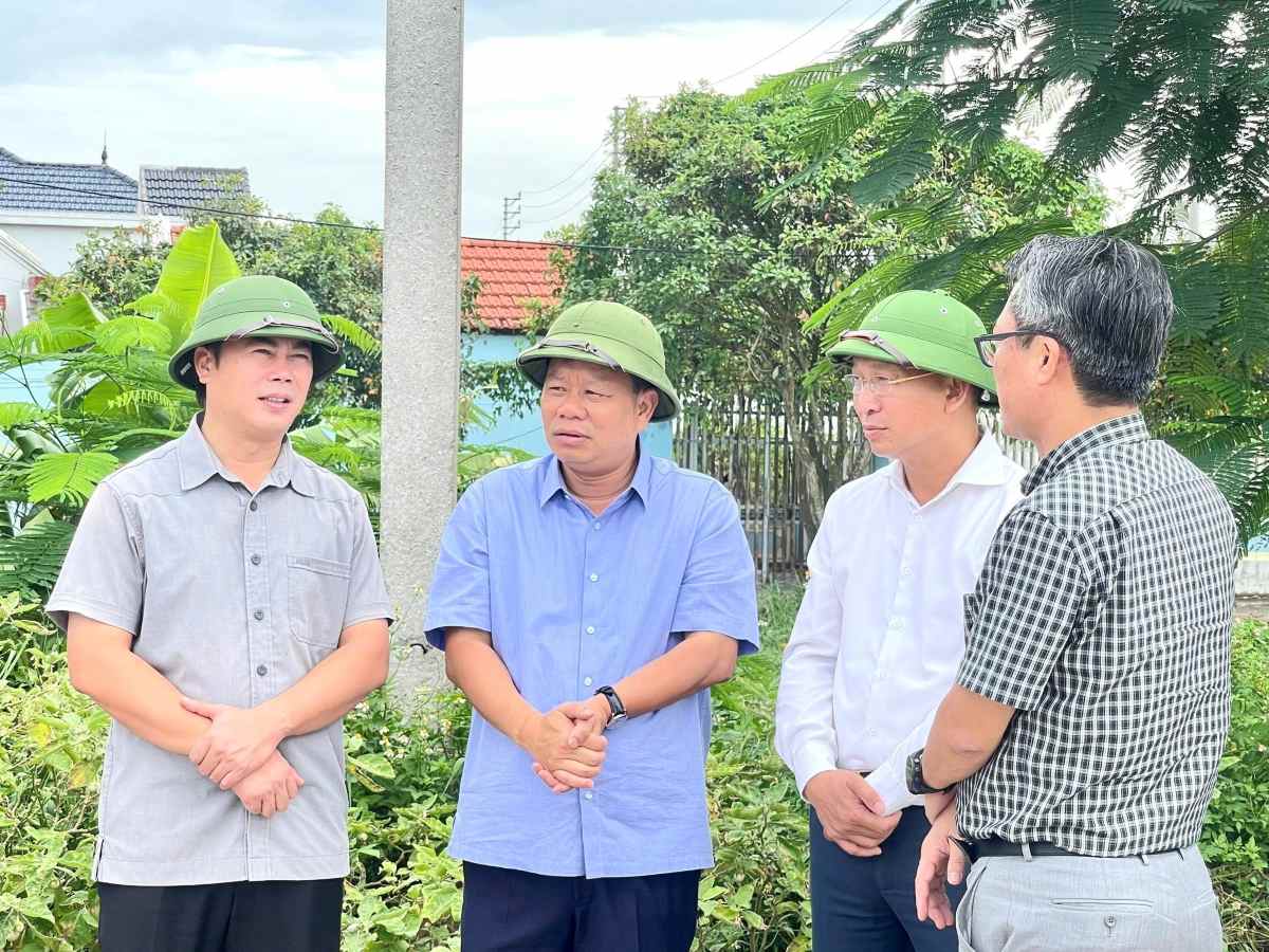 M. Le Trung Kien inspecte les preparatifs de la ceremonie d'inauguration du projet de centrale electrique au gaz LNG de Hai Phong dans la commune de Kien Hung. Photo : Thong tin xa Kién Hung