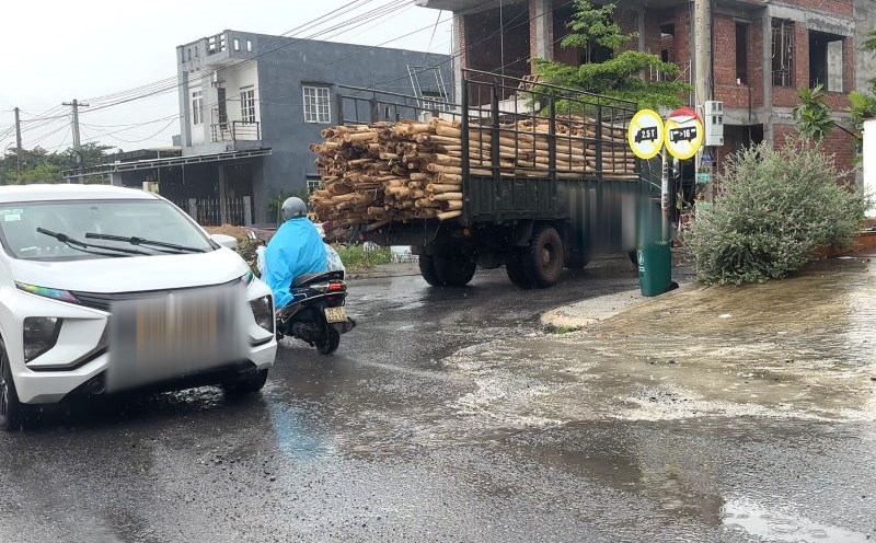 Danger lurks as vehicles avoid the BOT station and rush into residential areas in Da Nang. Photo: Tran Thi
