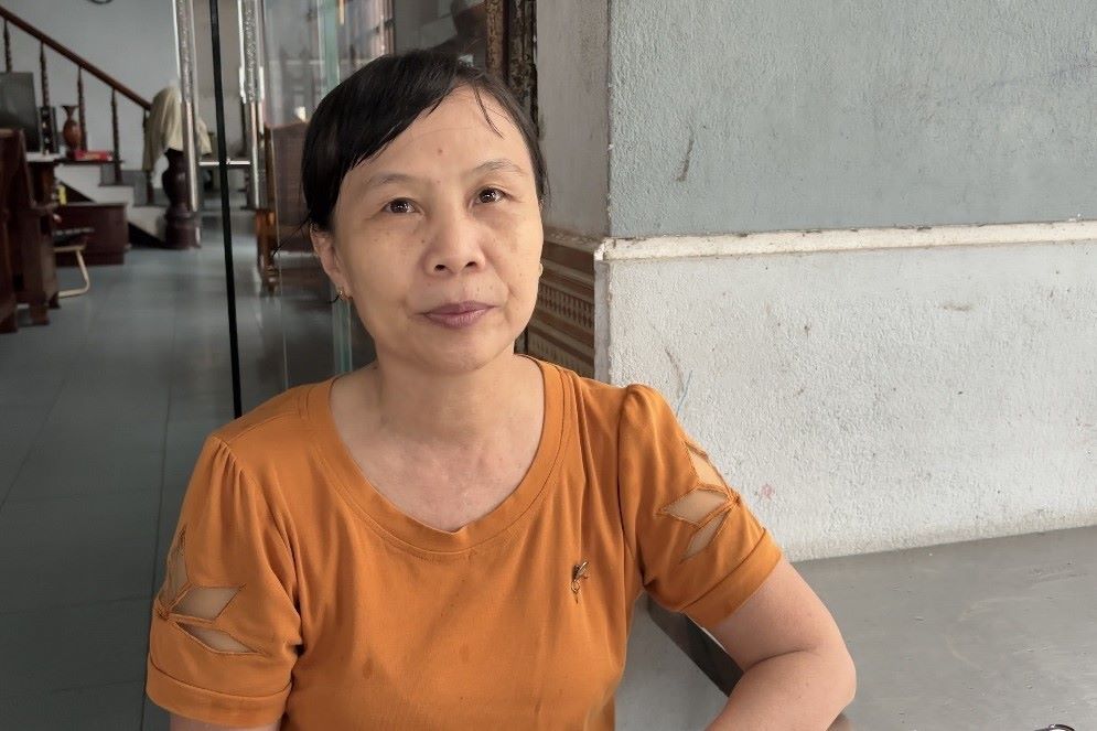 Ba Le Thi Mai - Nguoi dan phuong An Thang lo lang khi xe tai, xe o to di vao duong khu dan cu gay nguy hiem cho nguoi dan khu vuc. Anh: Tran Thi