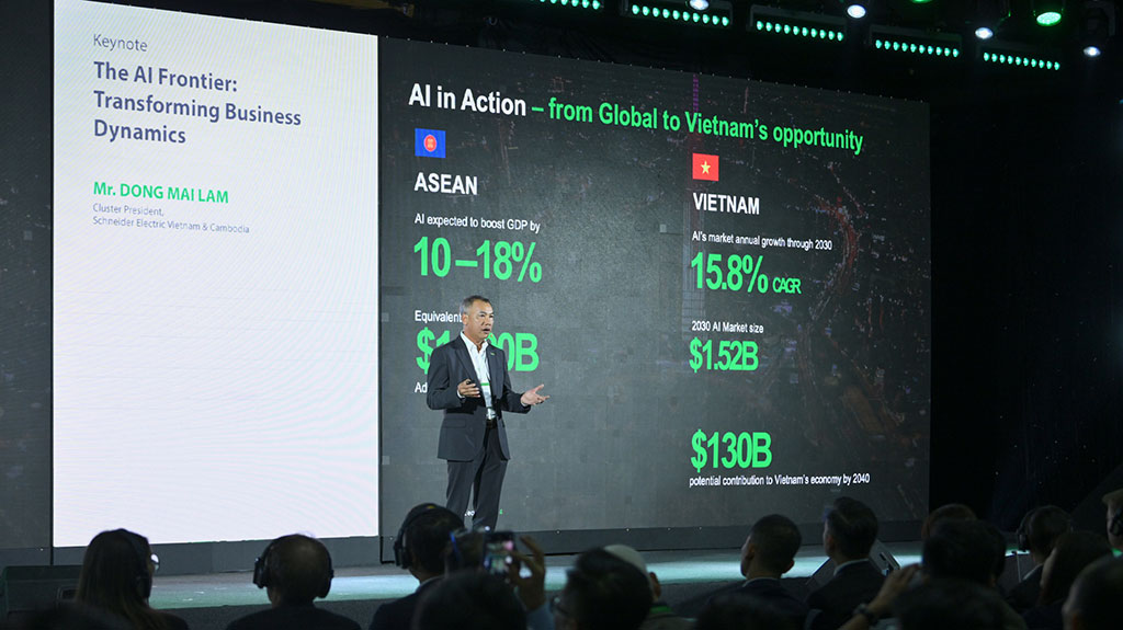 동마이람 슈나이더 일렉트릭 베트남 및 캄보디아 총괄 이사가 행사에서 공유하고 있습니다. 사진: T.N