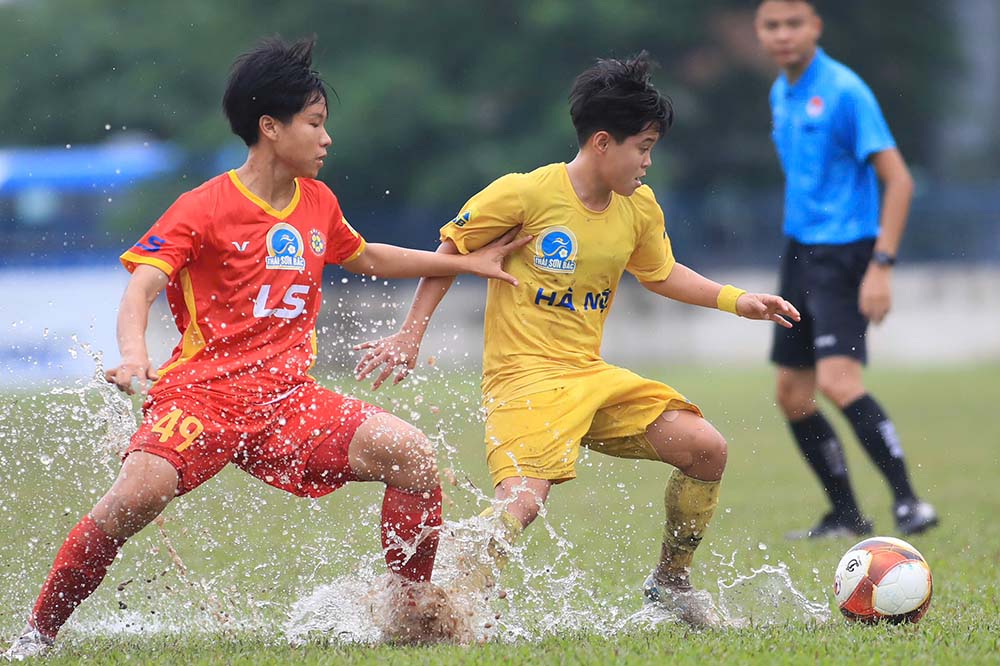 Thoi tiet anh huong lon den loi choi cua hai doi. Anh: VFF
