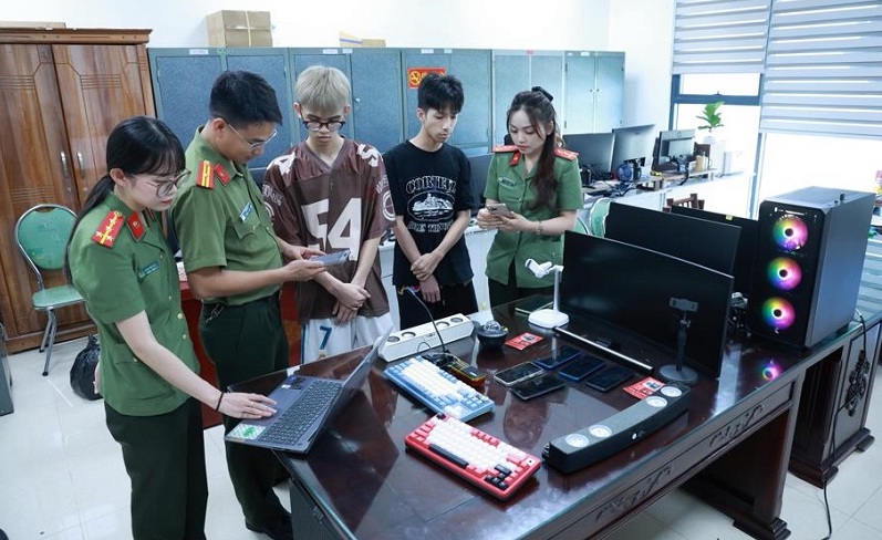 Hai thanh niên 19 tuổi lập website giả, lừa đảo tiền tỉ trên không gian mạng. Ảnh: Công an tỉnh Lạng Sơn