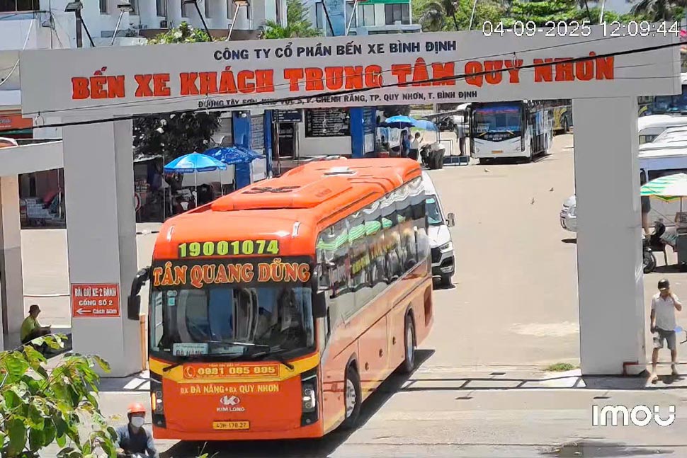 Xe khách giường nằm BKS 43H-178.27 của nhà xe Tân Quang Dũng lưu thông vào đường cấm ở Gia Lai. Ảnh: Phòng CSGT