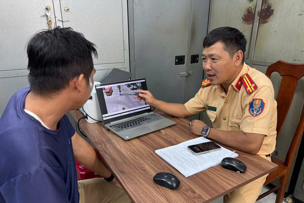 Cán bộ Phòng CSGT phân tích hành vi vi phạm của tài xế Tài. Ảnh: Phòng CSGT