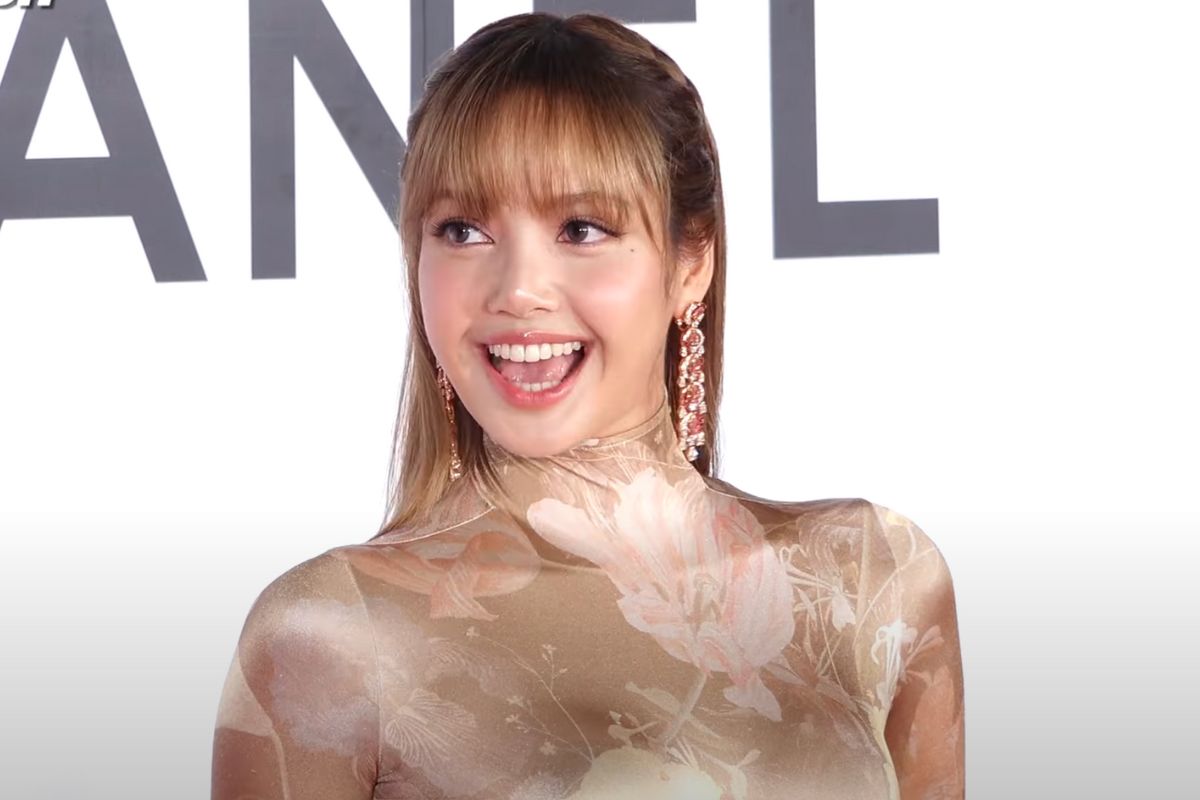 Lisa (Blackpink) made a surprise appearance at the opening ceremony of the Busan International Film Festival 2025. Photo: cut from video