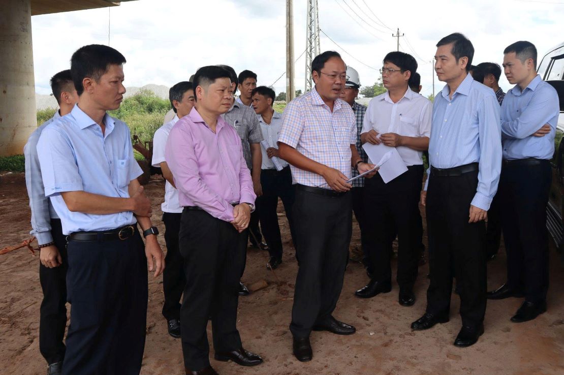 Dai dien chu dau tu thong tin tinh hinh trien khai du an. Anh: Hoang Tuyet
