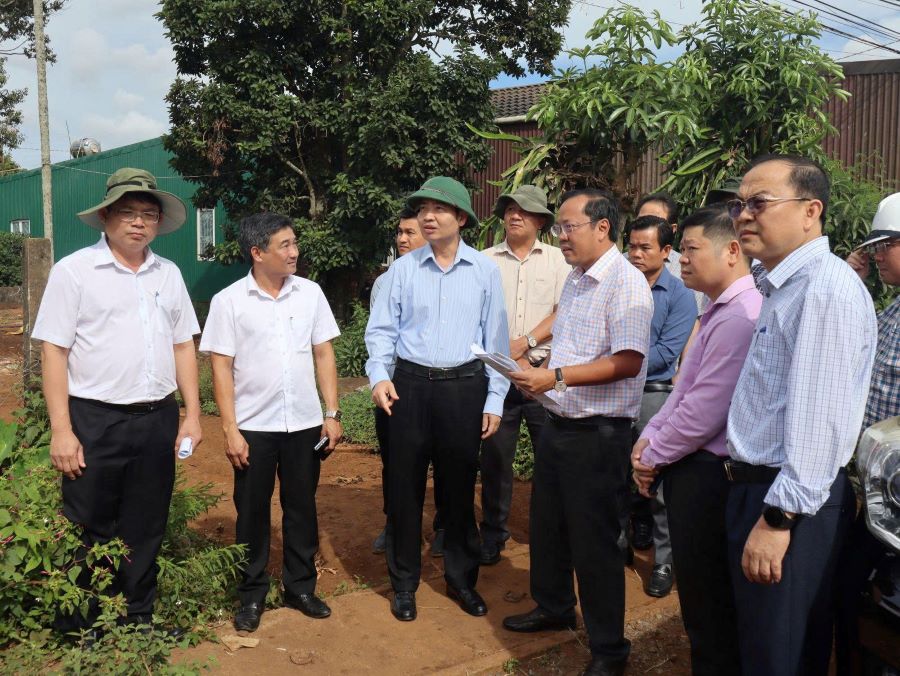 M. Ta Anh Tuan (equipe de chapeaux) - President du Comite populaire de la province de Dak Lak inspecte l'avancement des projets de transport cles. Photo : Hoang Tuyet