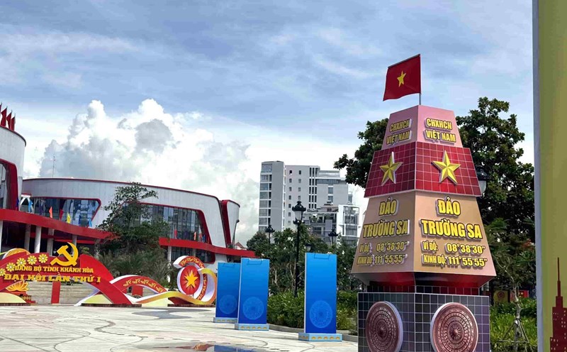 The Standing Committee of Khanh Hoa Provincial Party Committee has just announced that it will not accept flowers to congratulate the Party Congress. Photo: Huu Long