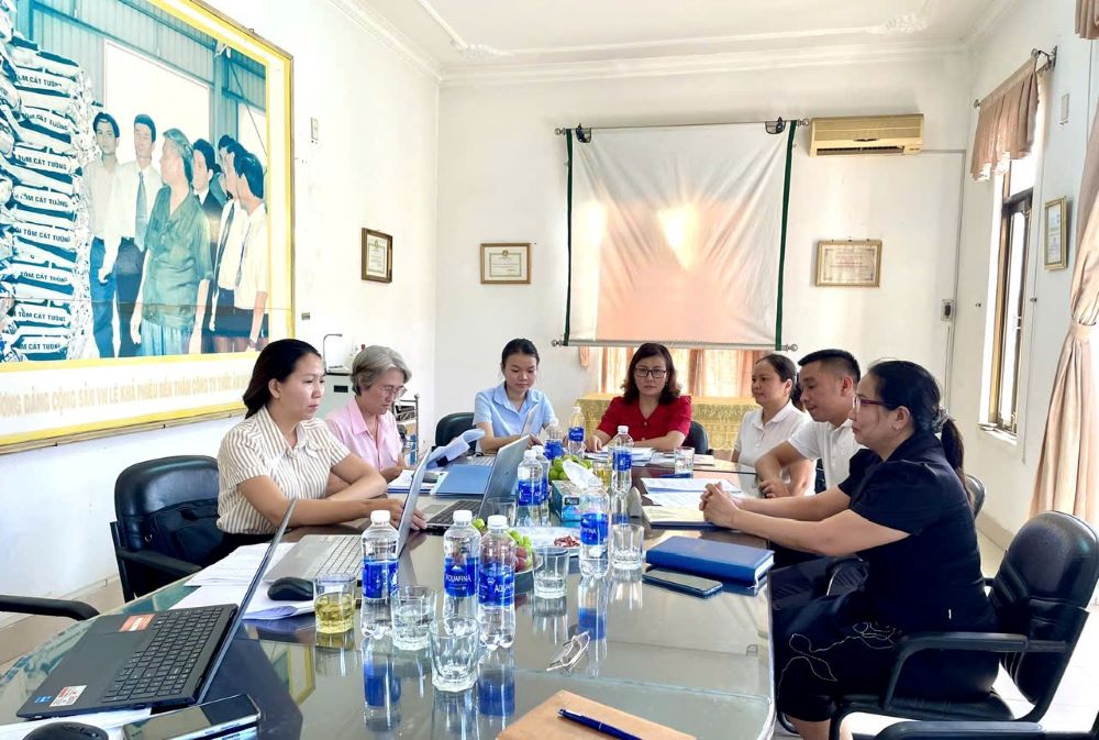 다낭 노동조합 기업의 노동법 감시 강화. 사진: 홍닌