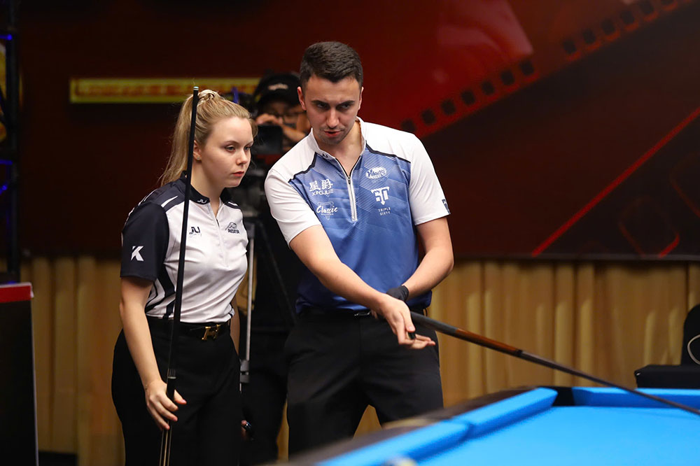 Box Billiards Mixed Doubles co su gop mat cua tay co so 1 the gioi Feder Gorst (phai) danh cap cung Kristina Tkach.