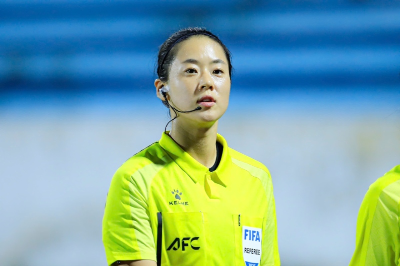 Nu trong tai sinh nam 1990 khong phai la guong mat qua xa la voi phan dong nguoi ham mo Viet Nam. Co tung cam coi trong tran dau giua U17 Viet Nam va U17 Australia tai giai U17 chau A 2025 hay AFF Cup nu cach day khong lau.