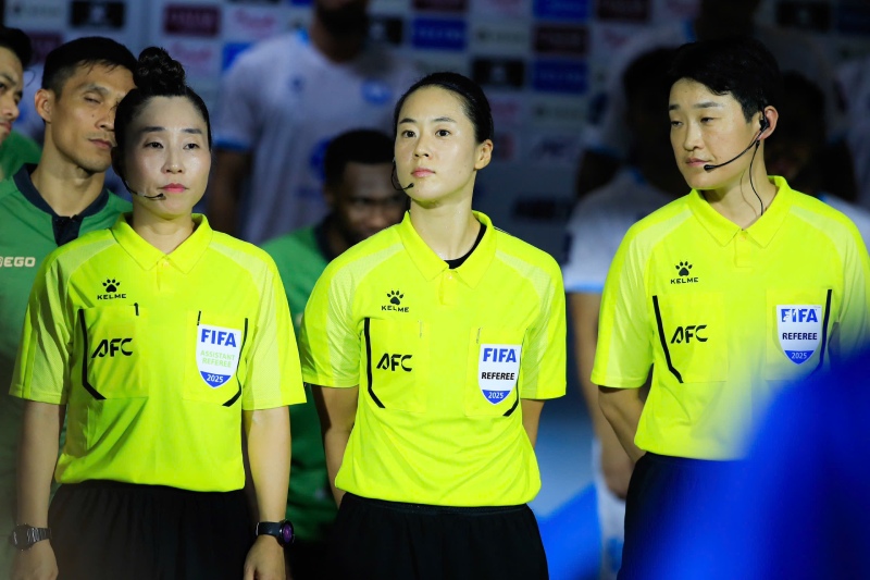 Trong tai Kim Yu Jeong (giua) duoc Lien doan bong da chau A phan cong bat chinh trong tran dau giua Nam Dinh va Ratchaburi tai vong bang AFC Champions League Two 2025-2026 tren san Thien Truong.
