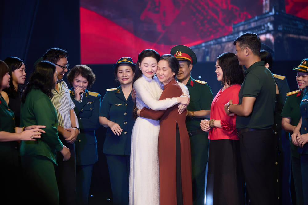 가수 레 민 응옥은 영화 '네 미래로 보내는 편지'에서 2가지 역할을 맡아 놀라움을 자아냈습니다. 사진: 캐릭터 제공