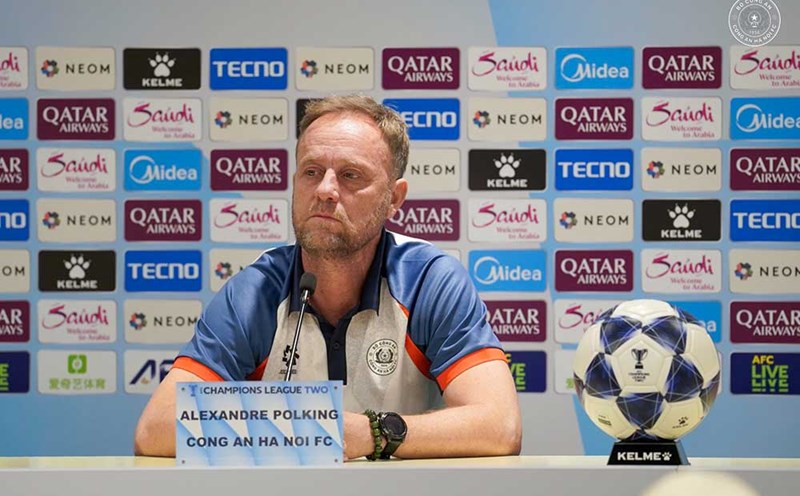 Coach Polking of Hanoi Police attended a press conference before the match against Beijing Guoan. Photo: CAHN FC