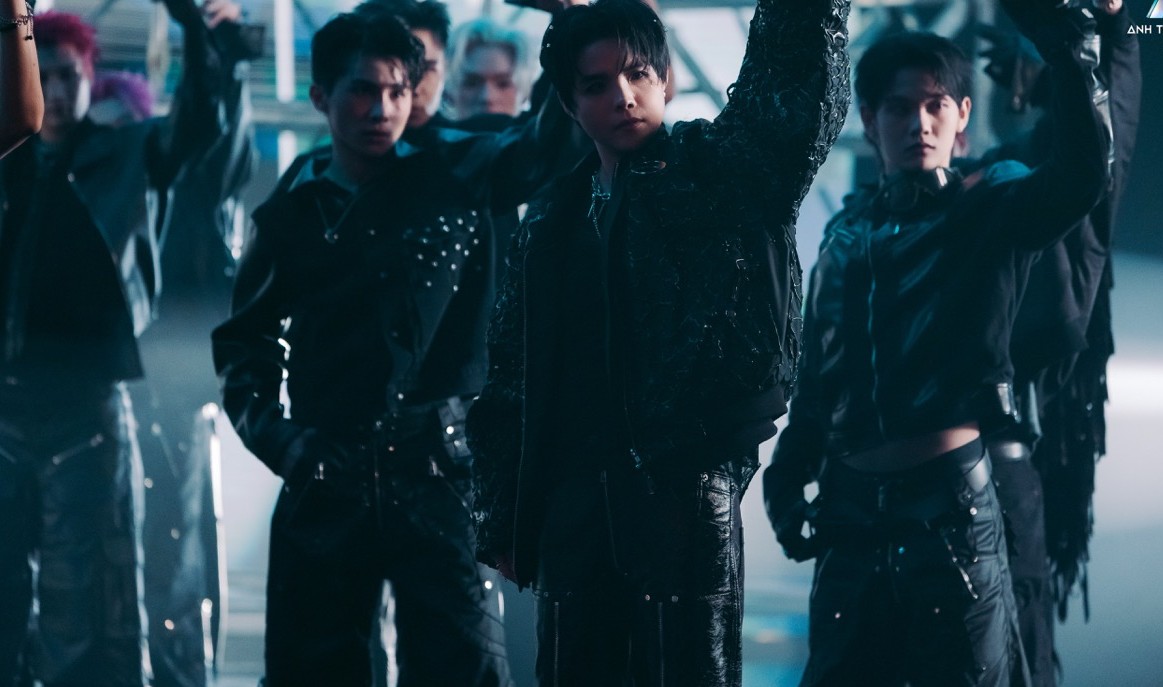 Các Anh trai say hi trong MV chủ đề. Ảnh: VieON.