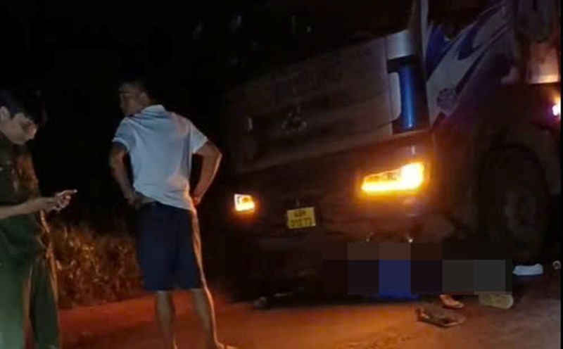 The scene of the accident between a truck and a motorbike that killed 2 people. Photo: Provided by readers