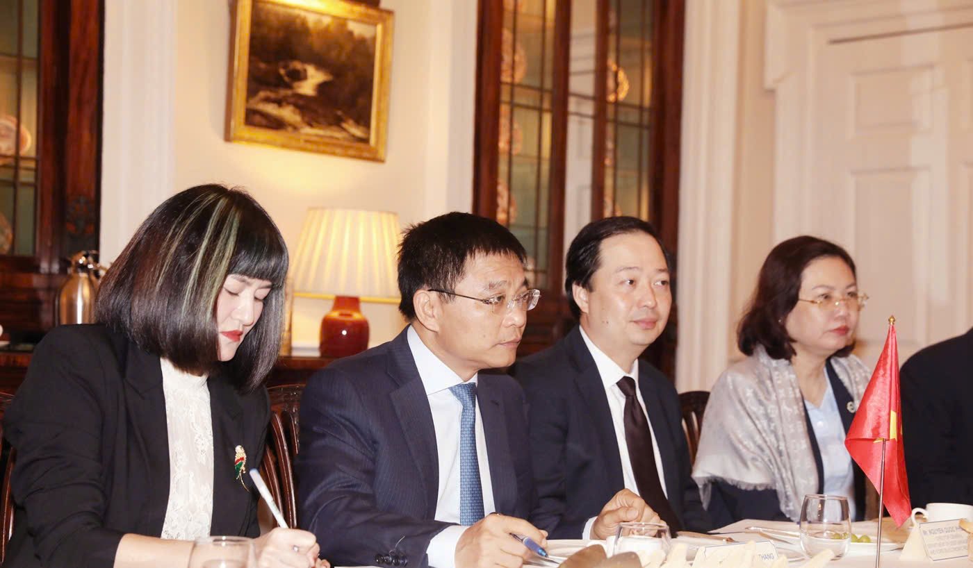 Le 17 septembre (heure locale) a Londres au Royaume-Uni le ministre des Finances Nguyen Van Thang a eu une reunion de travail avec le maire de la zone financiere de Londres Alastair King. Photo : MOF