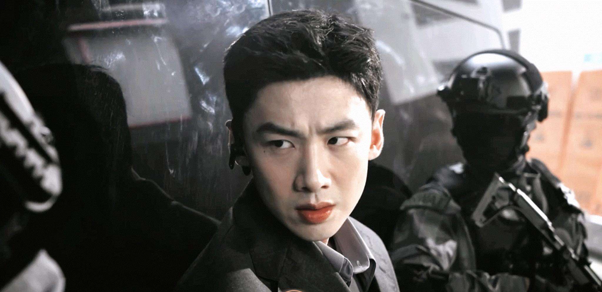 映画「Ngay khong ngu」での Bach Kinh Dinh。写真:VieON.