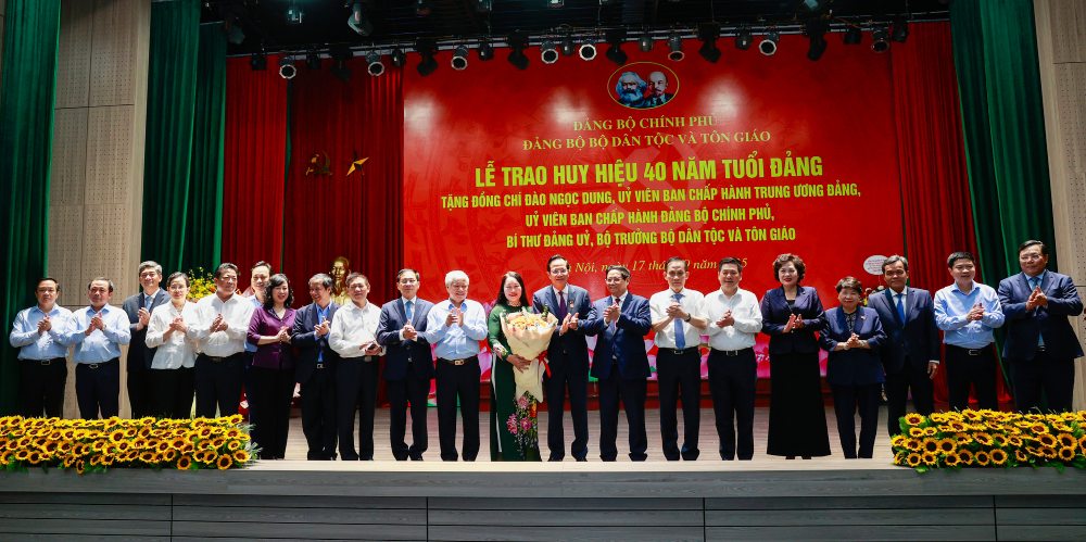 Cac dai bieu du buoi le. Anh: Nhat Bac