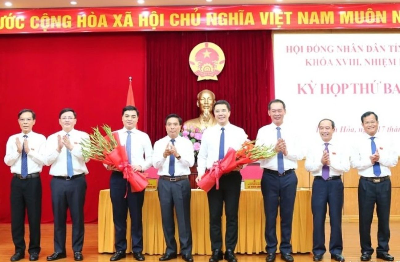 Mr. Nguyen Doan Anh - Member of the Party Central Committee, Secretary of the Provincial Party Committee and leaders of Thanh Hoa province presented flowers to congratulate the new Chairman of the Provincial People's Committee Nguyen Hoai Anh and Standing Deputy Secretary of the Provincial Party Committee Nguyen Hong Phong. Photo: T.H