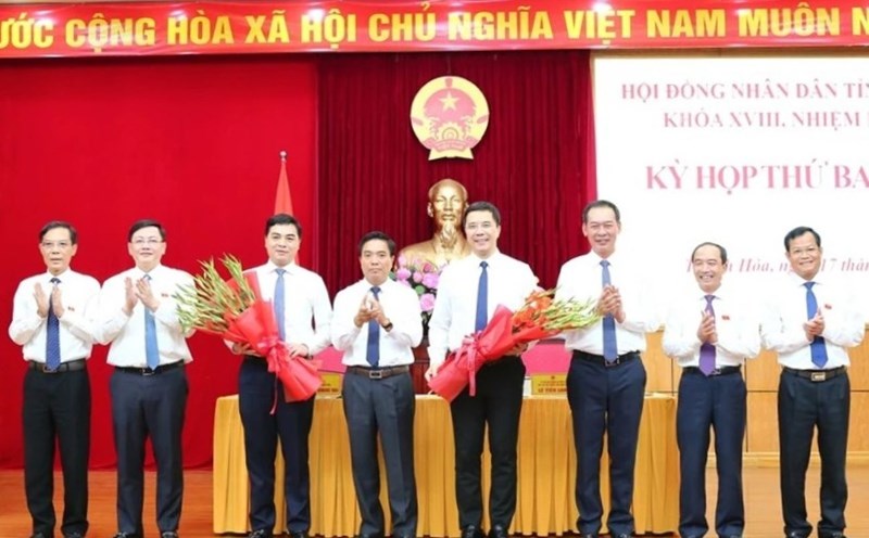 Mr. Nguyen Doan Anh - Member of the Party Central Committee, Secretary of the Provincial Party Committee and leaders of Thanh Hoa province presented flowers to congratulate the new Chairman of the Provincial People's Committee Nguyen Hoai Anh and Standing Deputy Secretary of the Provincial Party Committee Nguyen Hong Phong. Photo: T.H