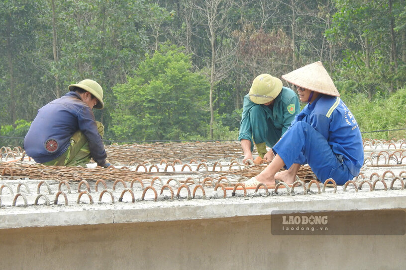 Cac cong nhan miet mai thi cong cau vuot duong Ho Chi Minh. Anh: To Cong.