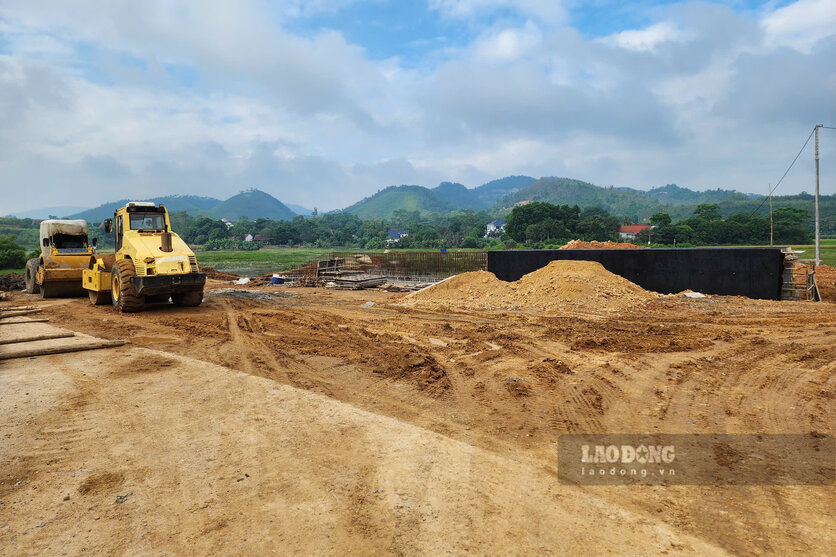 Nha thau dang thi cong dao dap nen duong tai xa Van Xuan. Anh: To Cong.