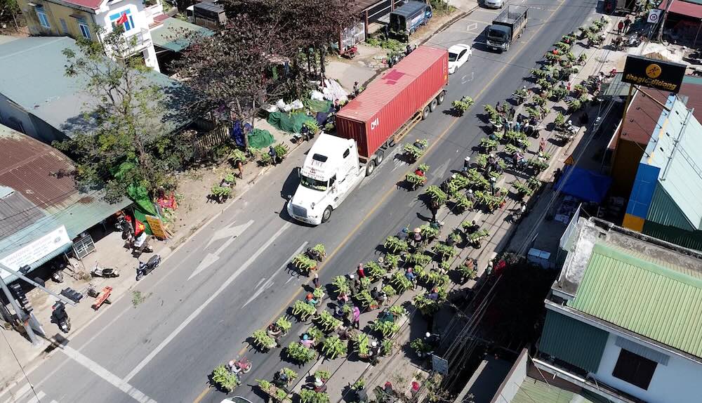 Apres le grave accident a Quang Tri comment sera le marche aux bananes qui empietera sur la route?. Photo : Hung Tho