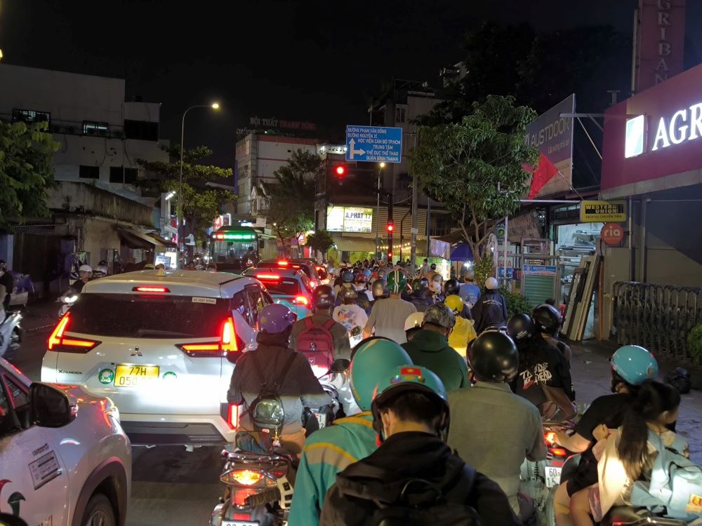 Nguoi dan buc xuc vuot den do vi cho qua lau. Ảnh: Anh Tu