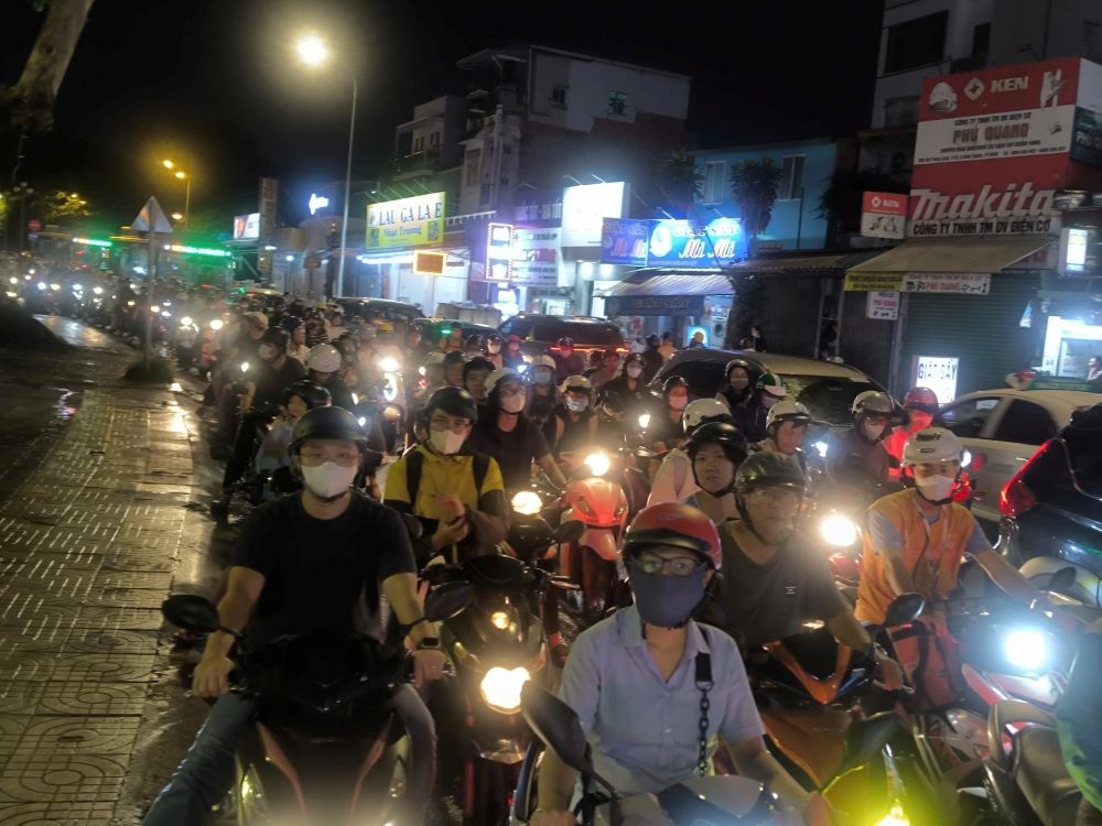 Xe co un u keo dai tren duong No Trang Long toi 17.9. Ảnh: Anh Tu