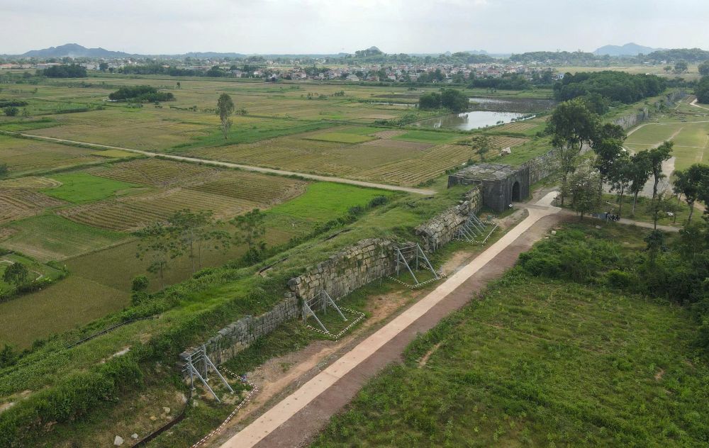 Tuy nhien, tai tuong thanh phia Bac xuat hien nhieu vi tri sat lo. Anh: Quach Du
