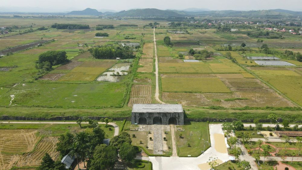 Hien nay, ben trong Thanh nha Ho, nguoi dan van trong lua va cac loai hoa mau. Anh: Quach Du