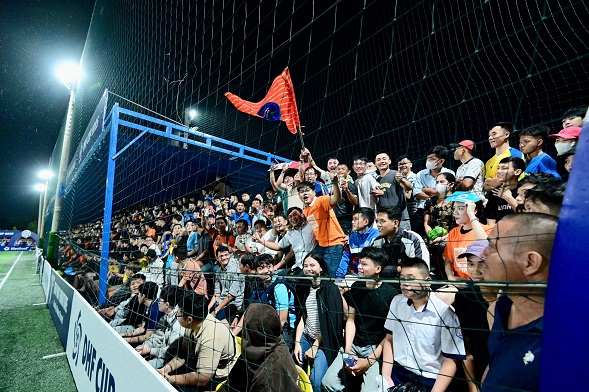 Toi 17.9, Giai bong da dong huong toan quoc 2025 (DHF Cup 2025) da buoc vao vong dau ban ket. Tu rat som, hang ngan co dong vien, khan gia da phu kin cac khan dai de theo doi giai dau hap dan nay. Anh: Dinh Thao