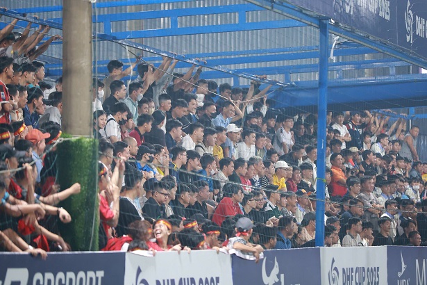 Des milliers de spectateurs a Ho Chi Minh-Ville ont rempli les tribunes pour regarder le tournoi national de football 7 compatriotes 2025 qui s'est deroule dans la soiree du 17 septembre. Photo : Dinh Thao