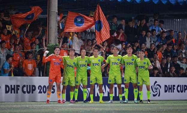O tran ban ket 1, doi bong dong huong Quang Ngai da danh bai doi bong dong huong Song Lam Nghe An voi ti so 4-2 de ghi ten minh vao tran chung ket. Anh: Dinh Thao