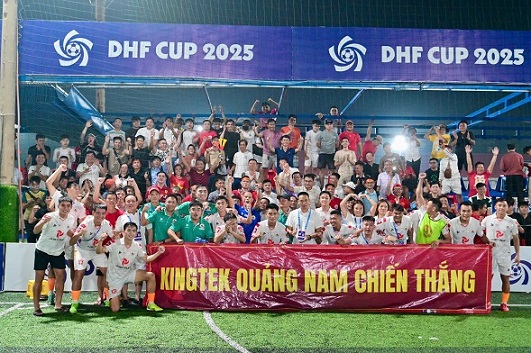 Kingtek Quang Nam du bi doi thu Binh Dinh dan truoc ti so 2-0, nhung sau do go hoa 2-2 va gianh chien thang tren cham luan luu de ghi ten minh vao tran dau cuoi cung mua giai. Anh: Dinh Thao