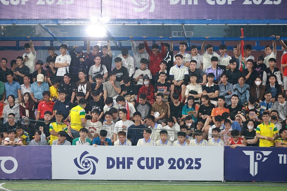O mua giai thu 3 duoc to chuc, DHF Cup 2025 chung kien so luong doi tham du dong dao, cung voi do la luong khan gia, nguoi ham mo toi san qua tung luot dau cuc ki dong dao, vuot xa ki vong cua nhung nha to chuc. Anh: Dinh Thao