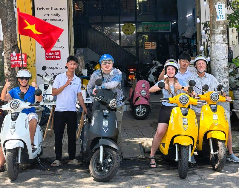 Nhieu du khach lua chon thue xe may dien khi den du lich tai Da Nang - Hoi An. Anh: Truong An