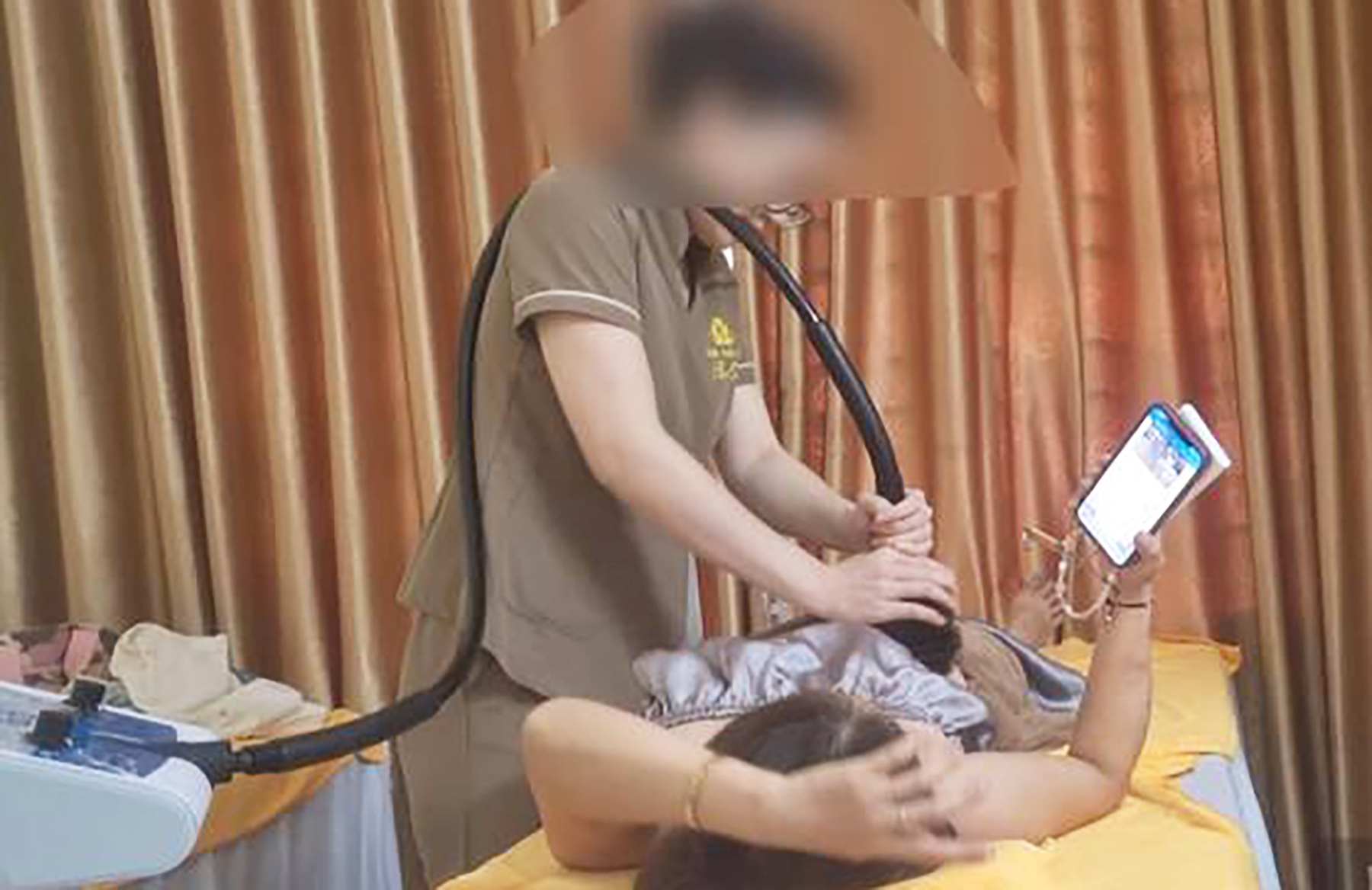 Super-fast weight loss methods inside cosmetic facilities have a direct impact on the human body, advertising fat loss such as water, excreting through sweat, bowel movements, and urination. Photo: PV