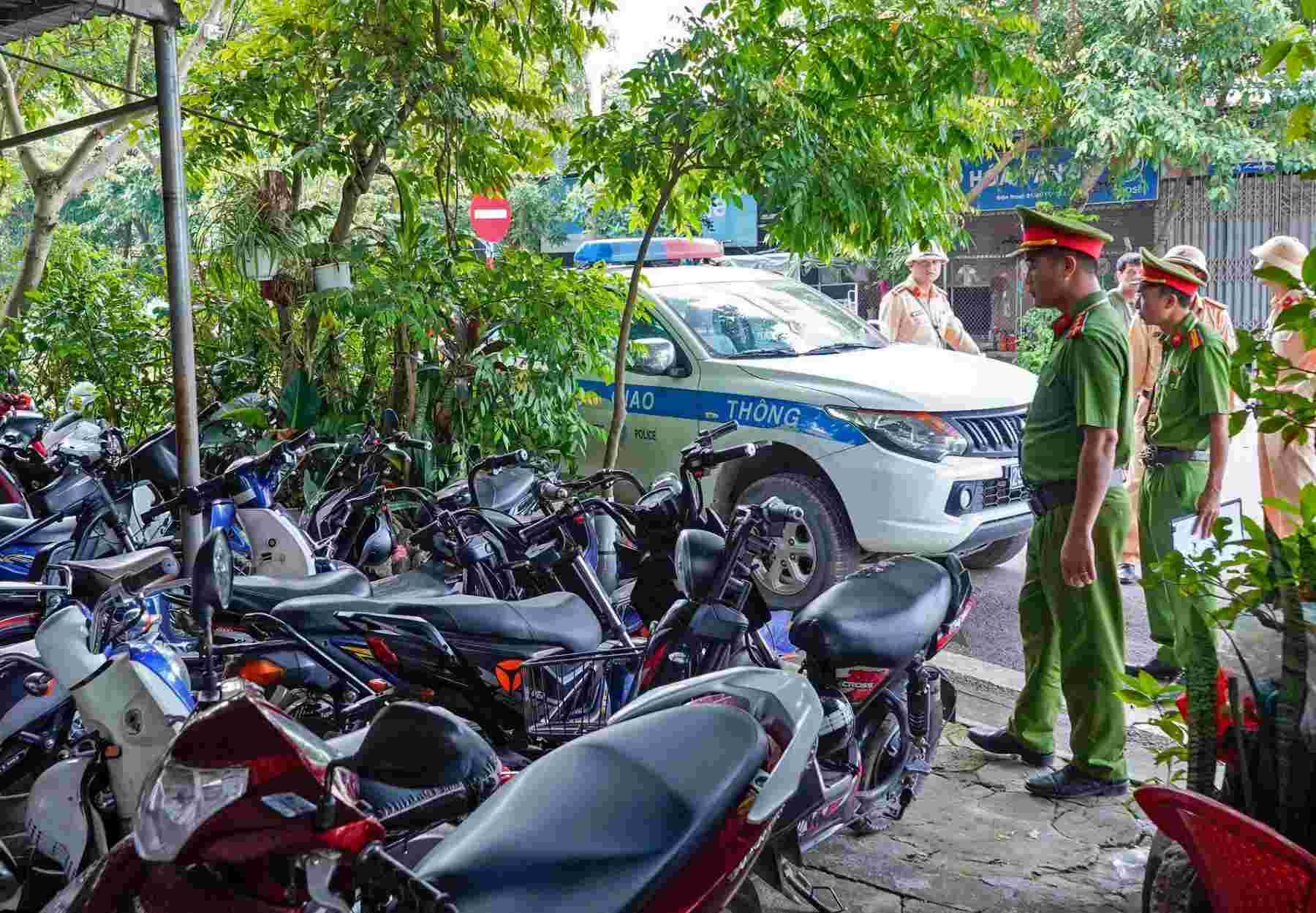 The authorities inspected a spontaneous parking lot in Son Tay ward and discovered many motorbikes driven by students. Photo: To The