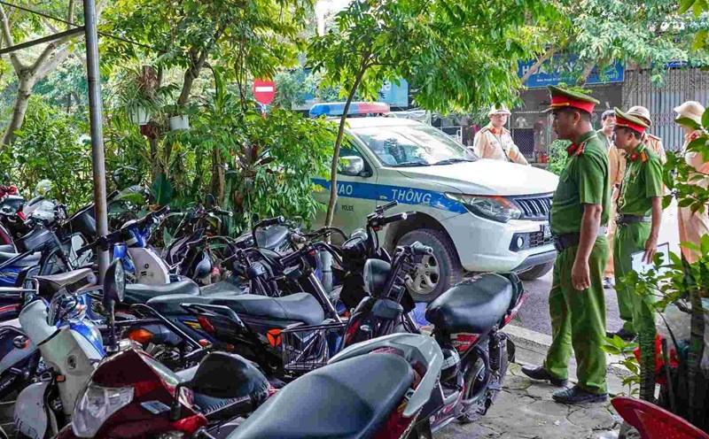 The authorities inspected a spontaneous parking lot in Son Tay ward and discovered many motorbikes driven by students. Photo: To The