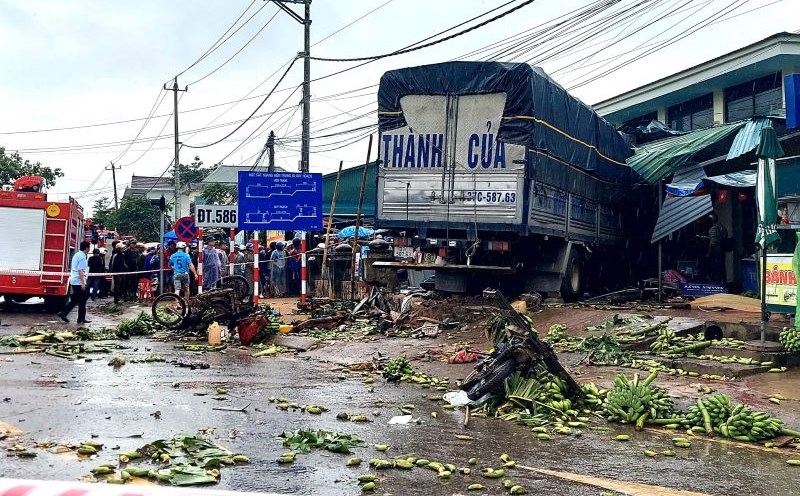 Scene of the car accident that crashed into a market in Quang Tri. Photo: Hung Tho