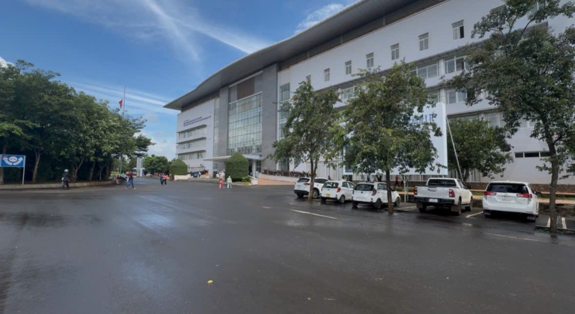 The Central Highlands General Hospital has performed kidney stone surgery on hundreds of patients while the machine had broken before. Photo: Bao Trung