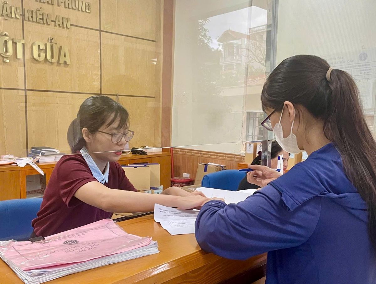Kien An Social Insurance officers instructed Ms. Tran Huyen Trang to declare the application procedures. Photo: Kien An Social Insurance (Hai Phong)