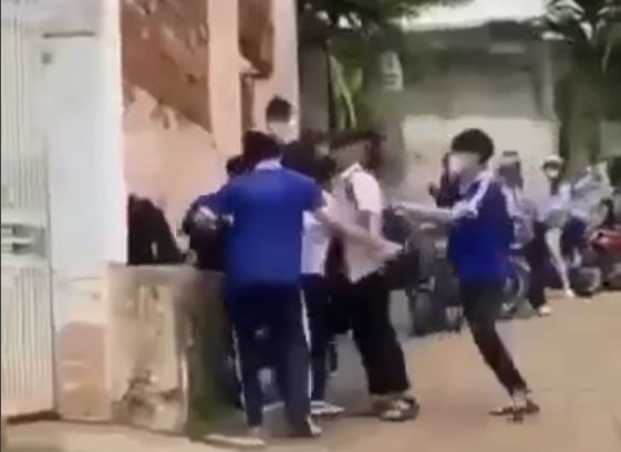 Hiện trường vụ việc học sinh Trường THCS Hùng Vương, TP Buôn Ma Thuột, tỉnh Đắk Lắk bị các bạn đánh hội đồng ngoài đường. Ảnh: Bảo Trung 