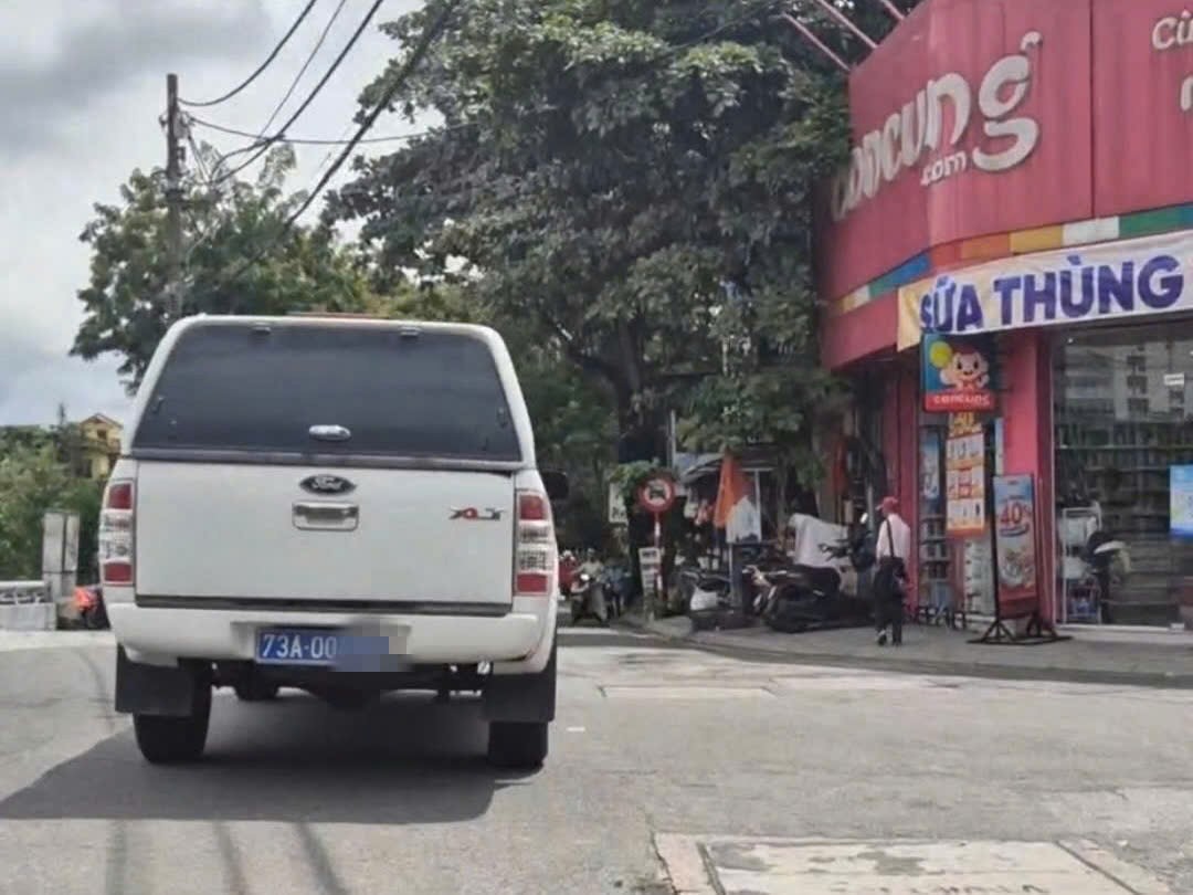 The image of a blue-plate car going in the wrong direction was recorded by local residents. Photo cut from the clip.