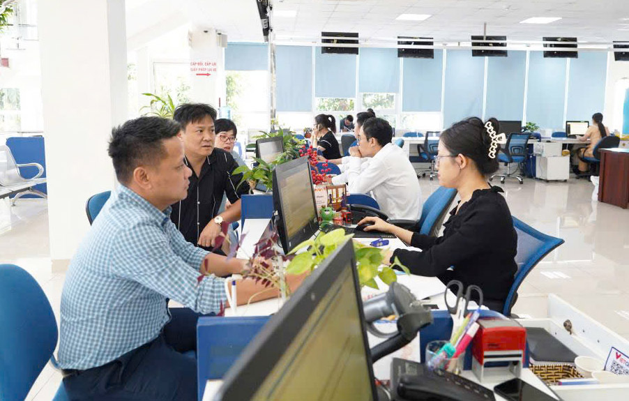 Bo KHCN lang nghe chia se cua can bo phu trach linh vuc KHCN tai Trung tam hanh chinh cong tinh Quang Ngai. Anh: Bo KHCN