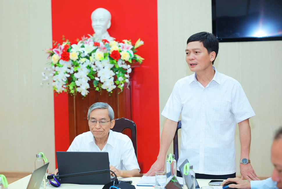 Giam doc So Khoa hoc va Cong nghe Nguyen Tan Liem trao doi ve